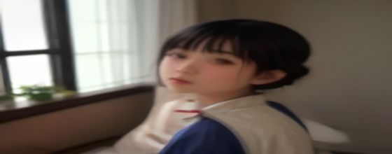 专业女性教练在健身房示范深蹲动作，背部挺直臀部后推，展示蜜桃臀塑形核心动作要领，背景是现代化器械区