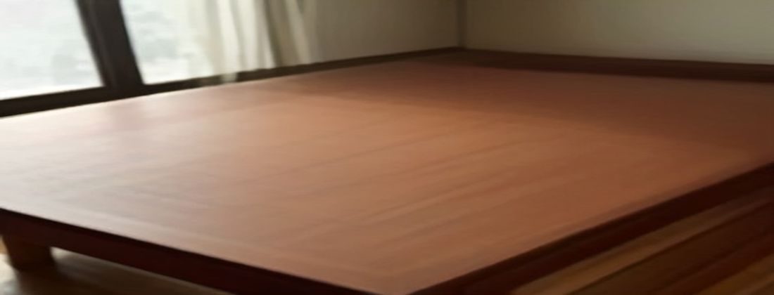 左侧居家训练区域铺有瑜伽垫和哑铃，右侧现代化健身房摆放杠铃架与臀推椅，对比展示蜜桃臀居家与健身房两种训练场景